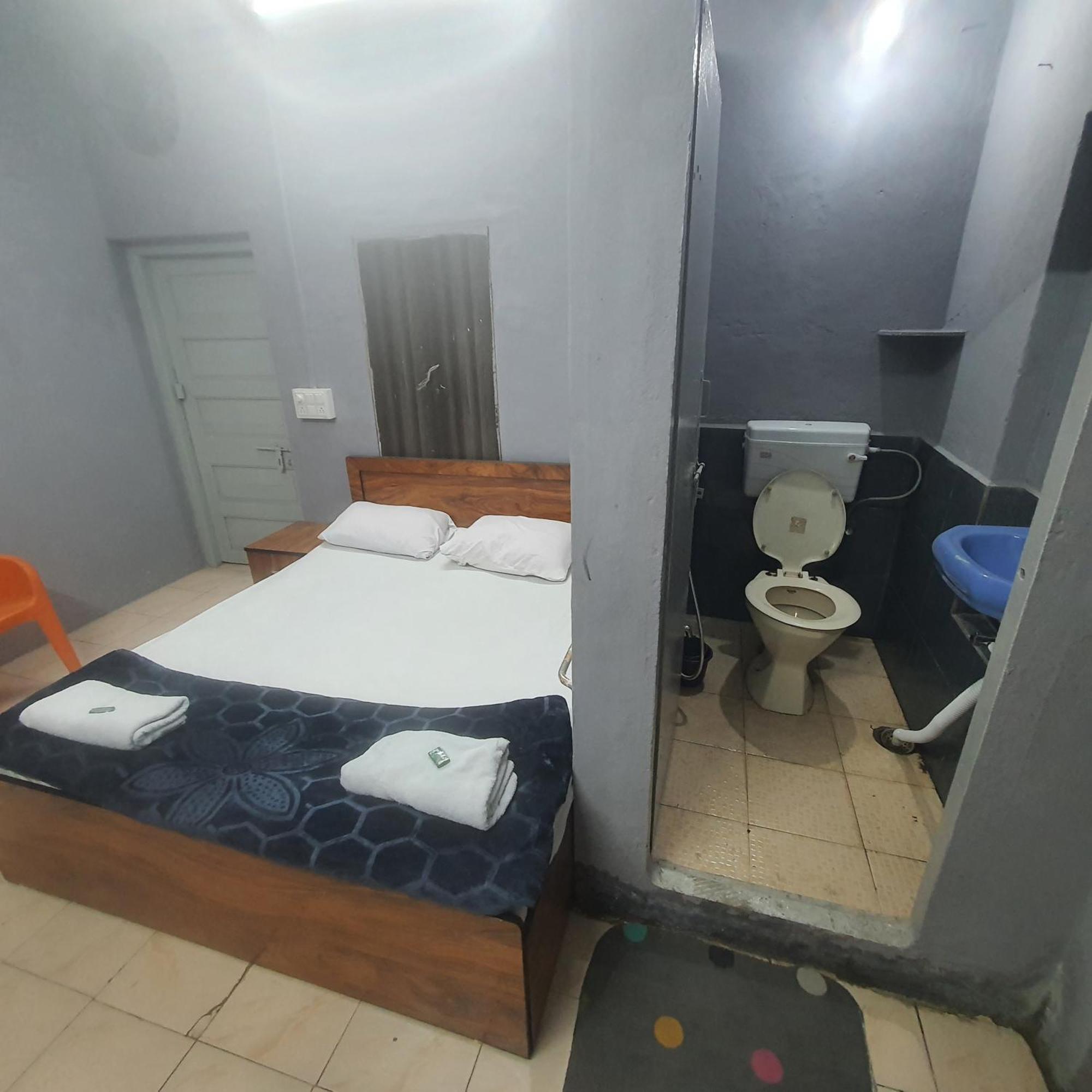 אאורנגבד Hotel Family Stay Beside Railway Station מראה חיצוני תמונה