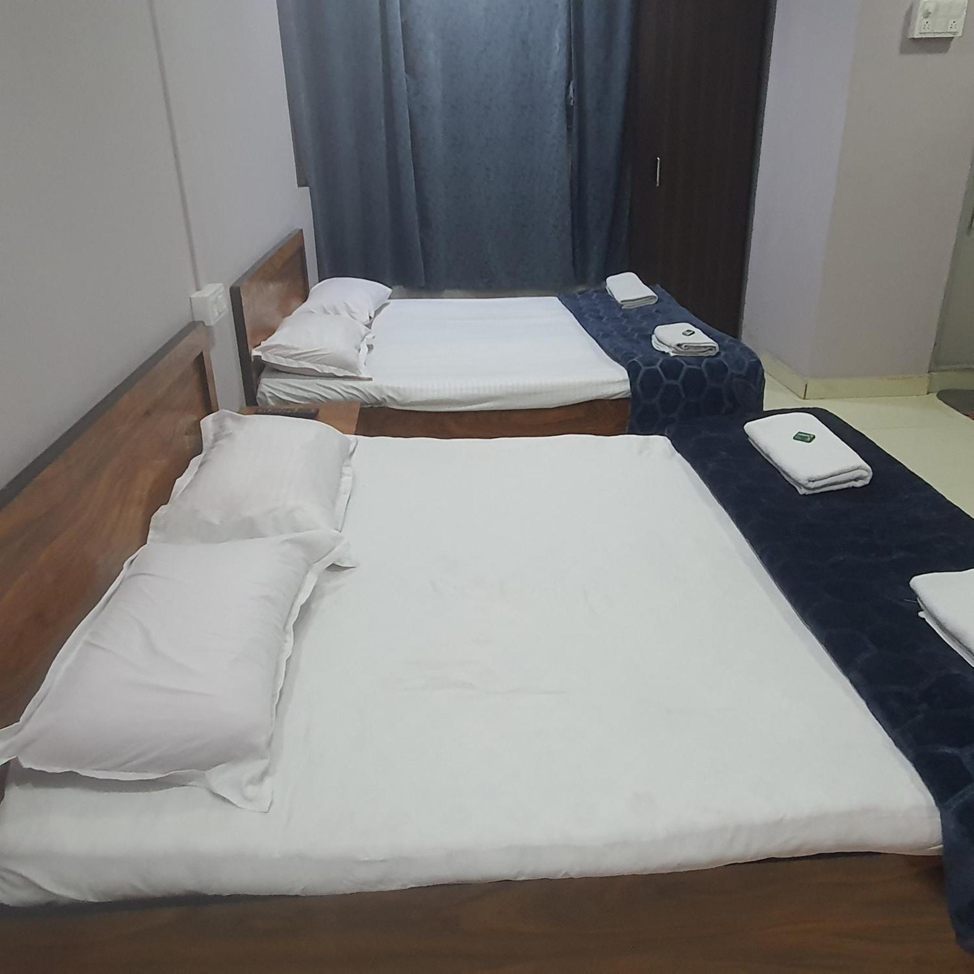 אאורנגבד Hotel Family Stay Beside Railway Station מראה חיצוני תמונה